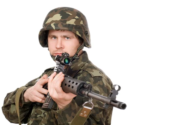 Hombre armado sosteniendo svd — Foto de Stock