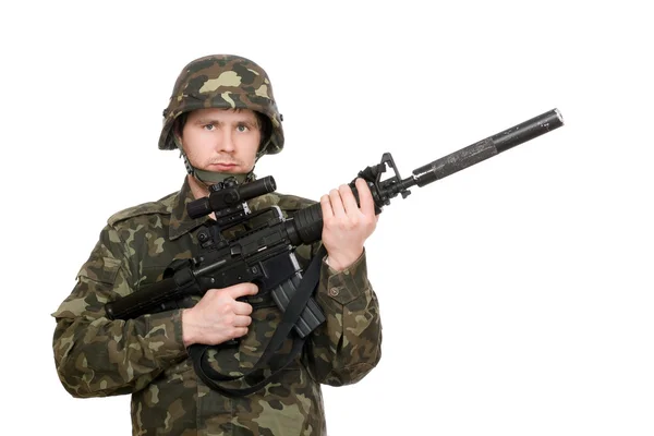 Soldat hält m16 — Stockfoto