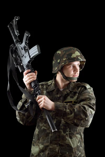 Soldado amenazando con un rifle —  Fotos de Stock