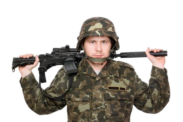 Солдат с m16 на плечах — стоковое фото