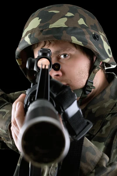 Чоловік вказує на гвинтівку — стокове фото