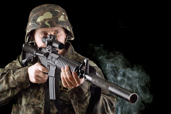 Солдат с дымящимся пистолетом — стоковое фото