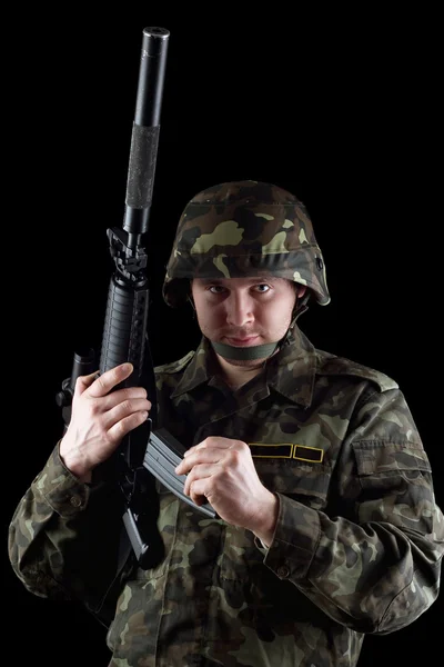Soldier reloading magazine of m16 — Stock Photo, Image