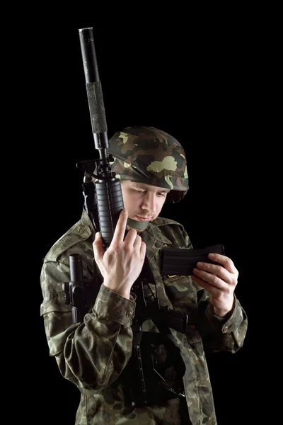 Soldier changing magazine of m16 — Stock Photo, Image