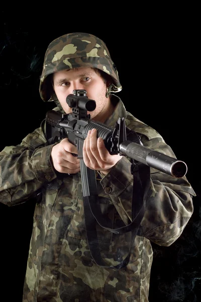 Soldado alertado llevando un arma —  Fotos de Stock