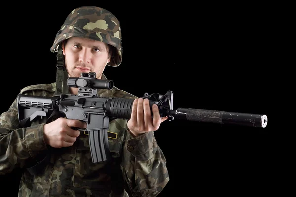 Alarmierter Soldat mit m16 — Stockfoto
