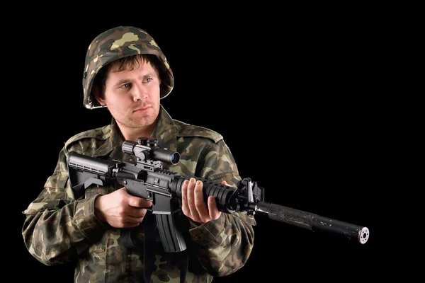 Soldado armado e uma espingarda — Fotografia de Stock