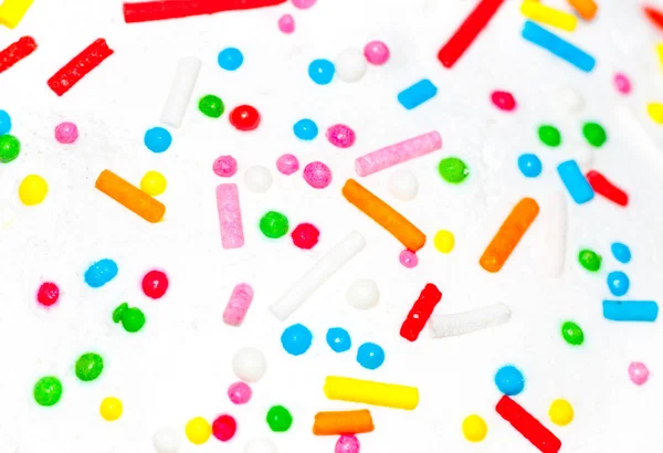 Pequeños caramelos sobre glaseado de azúcar — Foto de Stock