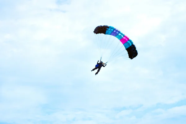 Fallschirmspringer im blauen Himmel — Stockfoto