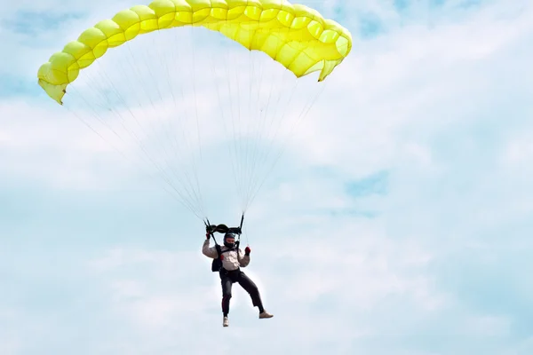 Paracadutista nel cielo blu — Foto Stock