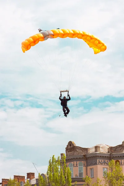 Paraquedistas no céu azul — Fotografia de Stock