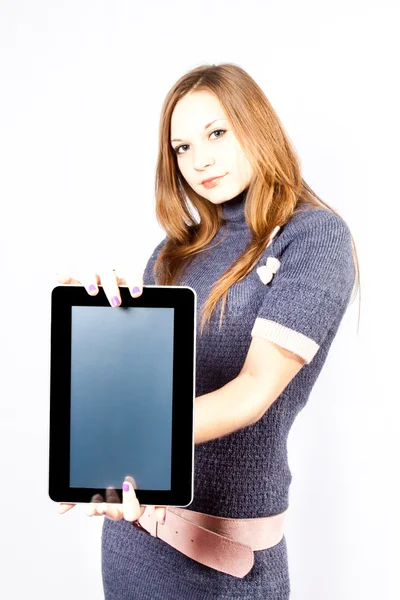 Бизнесменка держит в руках устройство, похожее на айпад — стоковое фото