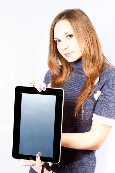Businesswoman tiene ipad come dispositivo — Foto Stock