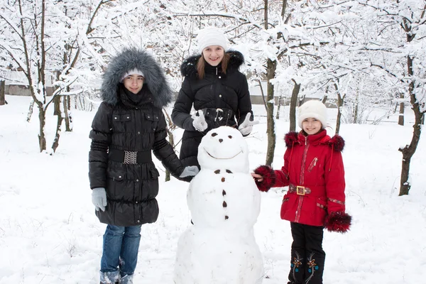 Les enfants construisent le bonhomme de neige — Photo