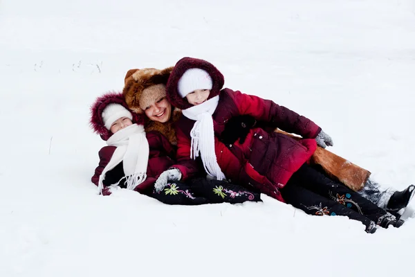 Aile neşeyle oynamak için kar — Stok fotoğraf