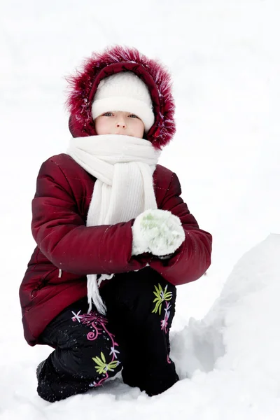 女の子が雪に遊びます — ストック写真