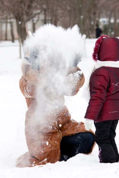 Родина весело грає на сніг — стокове фото