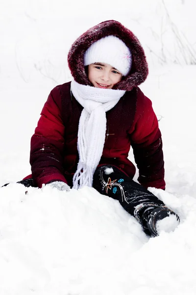 Menina caiu durante a neve — Fotografia de Stock