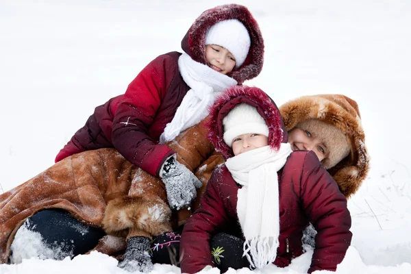 La famiglia allegramente gioca a neve — Foto Stock