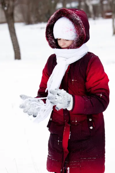 Chica juega a la nieve —  Fotos de Stock