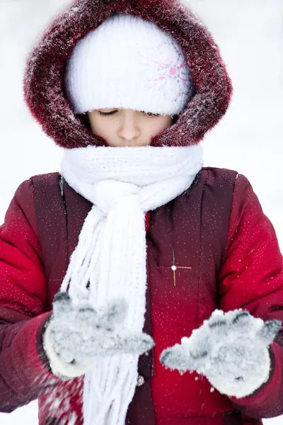 女の子が雪に遊びます — ストック写真