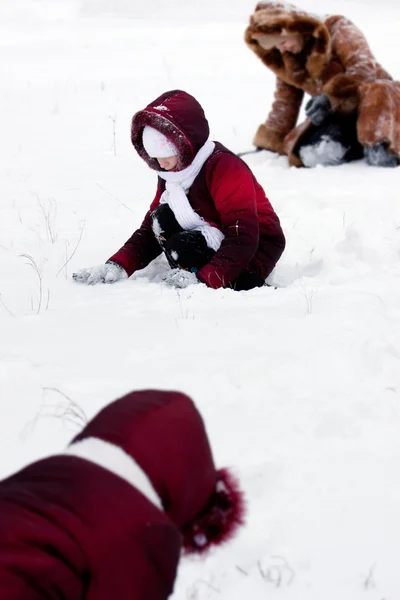 Famille jouer joyeusement à la neige — Photo