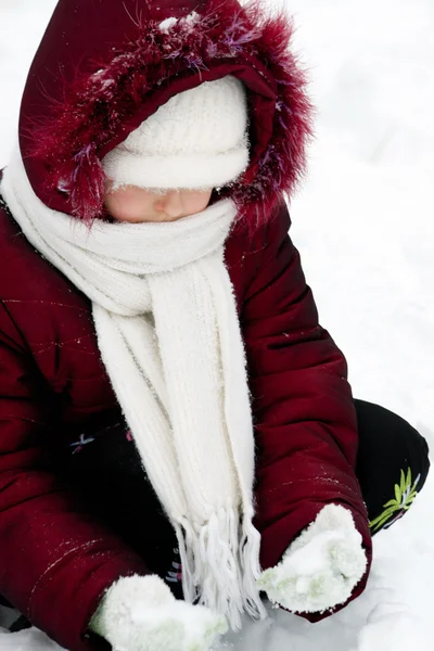 Menina joga para neve — Fotografia de Stock
