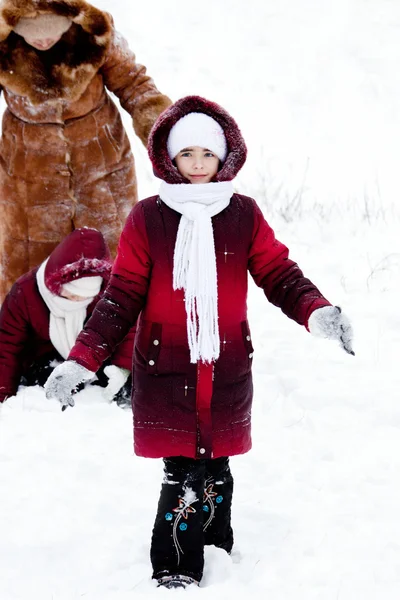 Rodina vesele hrát na sněhu — Stock fotografie