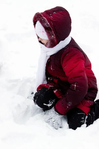 Menina joga para neve — Fotografia de Stock