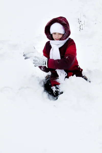 Holka hraje na sněhu — Stock fotografie