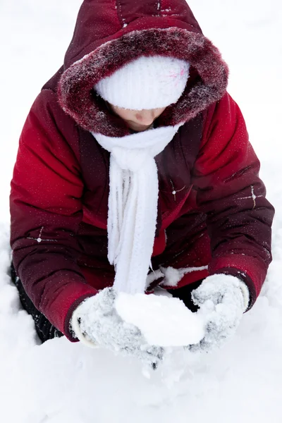 Flicka spelar till snö — Stockfoto