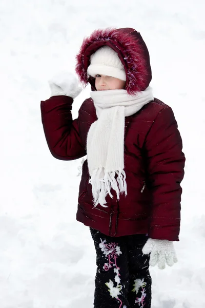 Девушка играет на снегу — стоковое фото