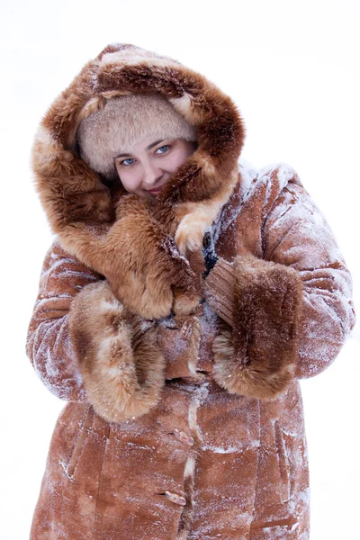 冬の毛皮の衣服でファッショナブルなモデル — ストック写真