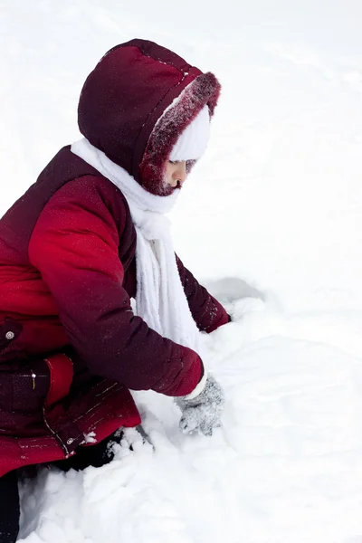 Girl draws on snow — Stock Photo, Image