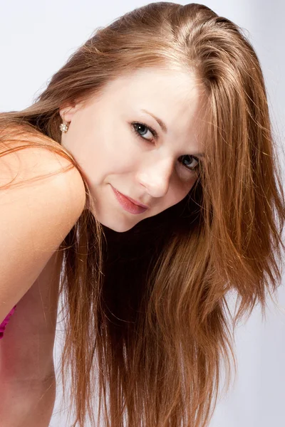 Hravé mladá žena s dlouhými vlasy — Stock fotografie