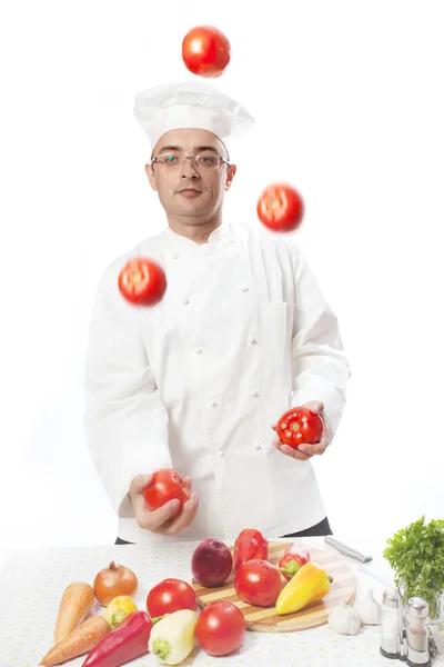 Cook jonglerar grönsaker — Stockfoto