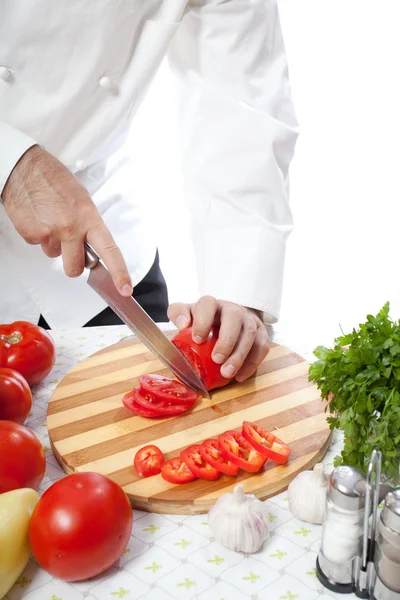 Vařit ruku s nožem řezání zeleniny — Stock fotografie