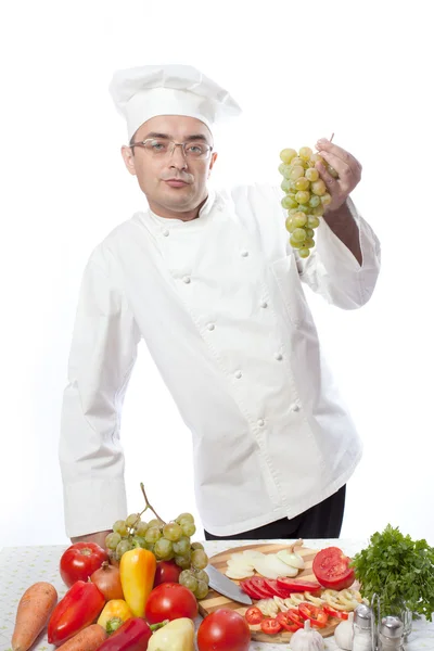 Chefe cozinheiro e uva branca — Fotografia de Stock