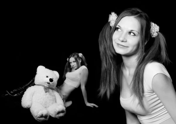 Yaramaz genç kadın ile büyük oyuncak bir kutup ayısı — Stok fotoğraf