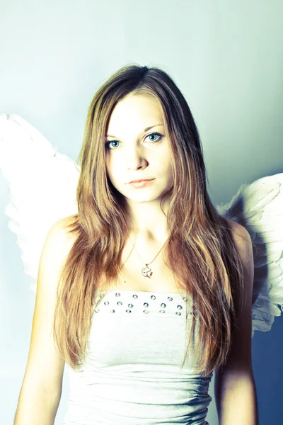 Молодая женщина ангел с крыльями и длинными волосами — стоковое фото