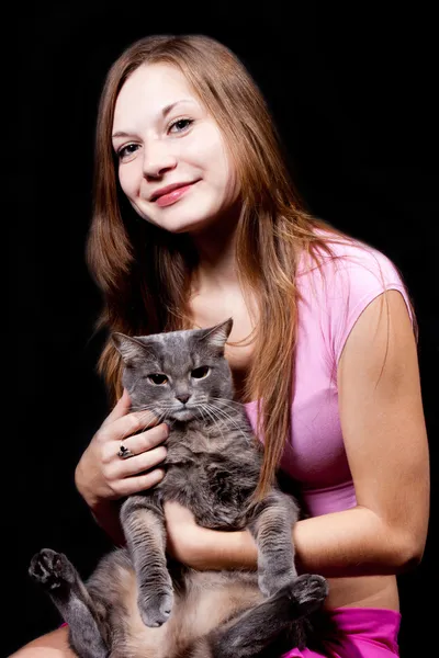 Menina o adolescente segura mãos do grande gato cinza — Fotografia de Stock