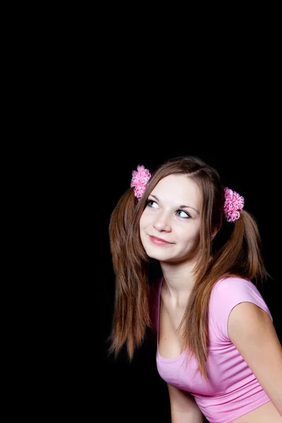 Sexuella ung kvinna med långt hår på en svart bakgrund — Stockfoto