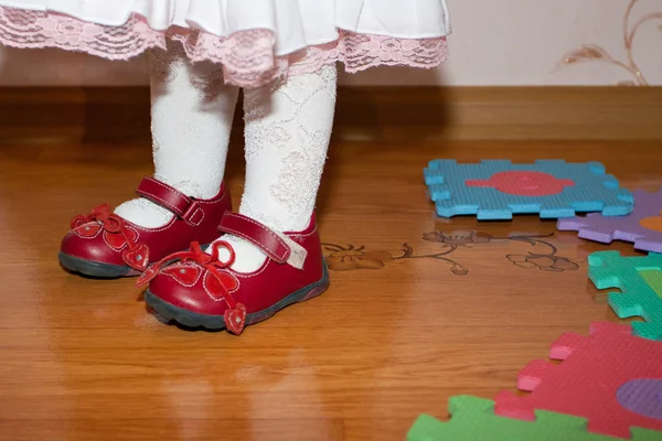 Jambe de bébé sur le sol avec des puzzles — Photo