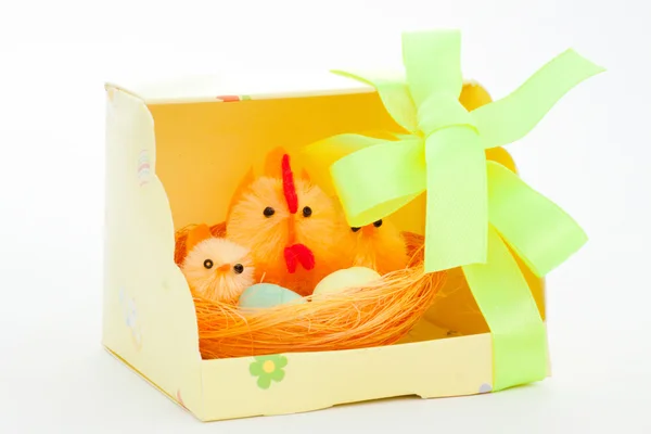 Gift easter chickens and hen — Stock Photo, Image