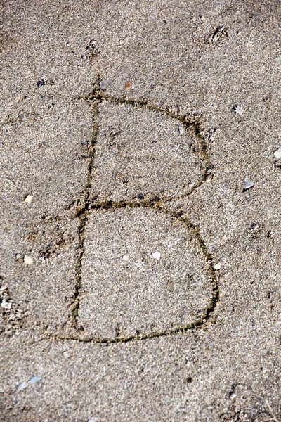 Collection d'alphabet anglais écrit à la main dans le sable exotique b — Photo