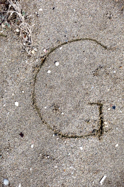 Coleção de alfabeto inglês escrito à mão na areia exótico b — Fotografia de Stock