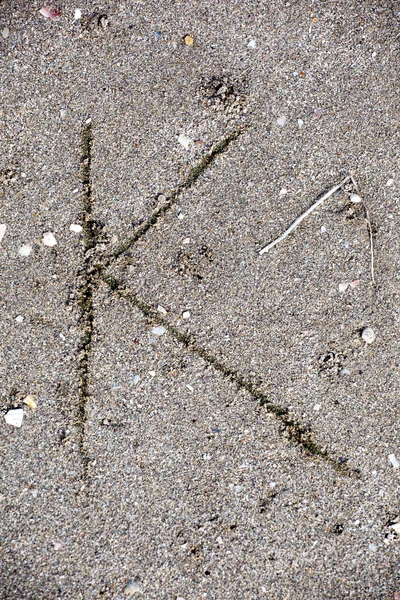 Raccolta di alfabeto inglese scritto a mano nella sabbia esotica b — Foto Stock