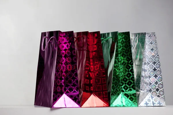 Geassorteerde gekleurde winkelen papieren zakken met inbegrip van rood, roze, wit — Stockfoto
