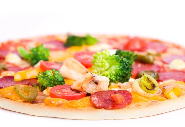 Pizza fresca com frango e brócolis — Fotografia de Stock