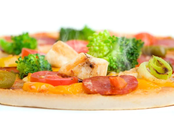 Pizza fresca con pollo y brócoli — Foto de Stock